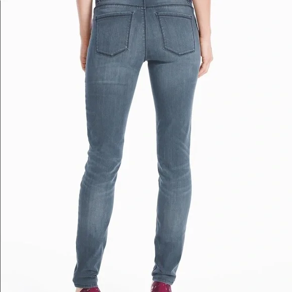 WHBM Skinny Jean in light denim - Picture 1 of 5